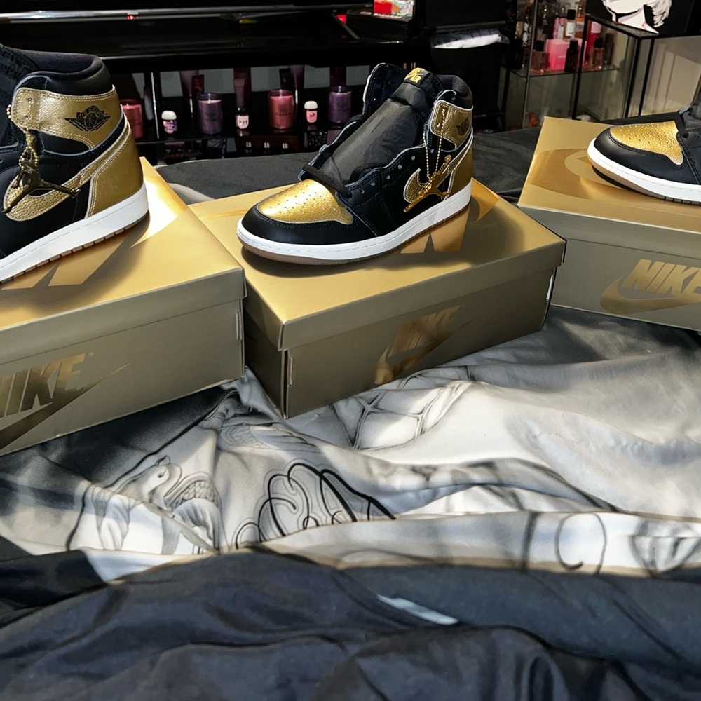 Jordan Retro 1s “Og Metallic Gold”